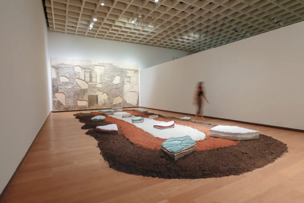 Amanda Linares, Yo vengo de todas partes, y hacia todas partes voy, 2024, Site-specific immersive installation with graphite on wood panels, concrete, plaster, glass, fabric, wallpaper, resin, soil, and sand. Dimensions variable.