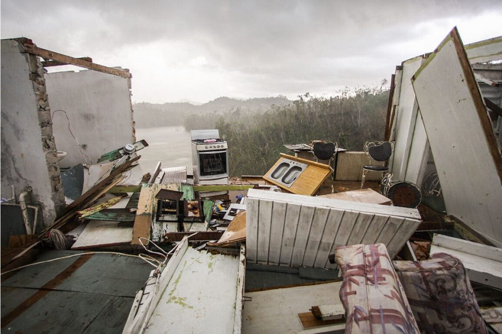 slideshow_lola_gomez_-_stuck_in_time